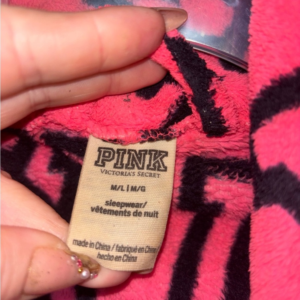 Victoria's Secret PINK brand plush logo bathrobe, Women’s size M/L - Picture 2 of 3